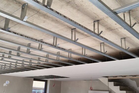 spusceni-stropi-z-vgradnimi-profili-za-led-trak-13-570x380