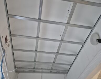 Spuščen Strop Z Pocinkano Podkonstrukcijo