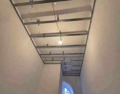 Spuščen Strop Z Pocinkano Podkonstrukcijo