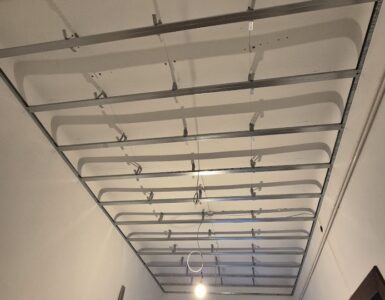 Spuščen Strop Z Pocinkano Podkonstrukcijo